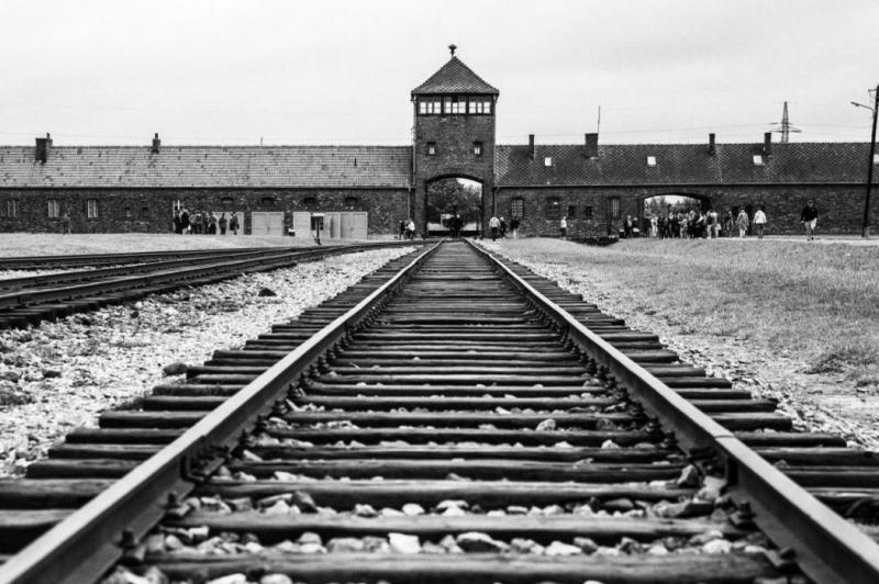 auschwitz-birkenau-poland-1129x752.optimal-1050x69